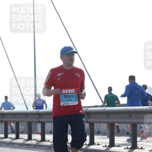 03.10.2026 - Köhlbrandbrückenlauf Tim E. http://msf.ph/oto/10626598 03.10.2026 09:44:00 Position 1 2013, 3528 meine-sportfotos.de
