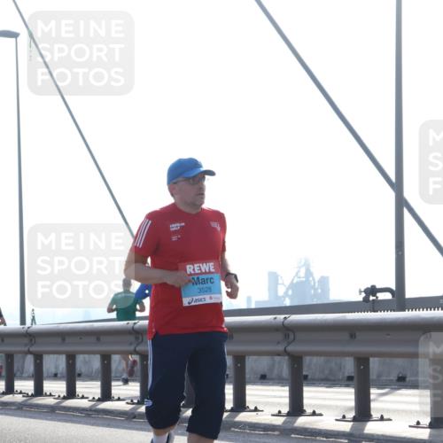 03.10.2026 - Köhlbrandbrückenlauf Tim E. http://msf.ph/oto/10626615 03.10.2026 09:44:00 Position 1 3528 meine-sportfotos.de