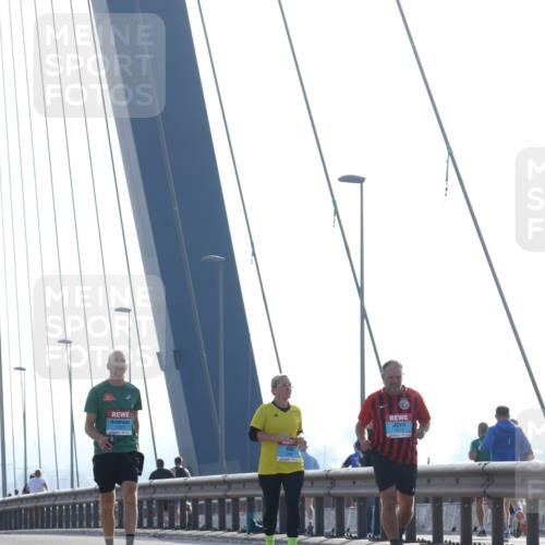 03.10.2026 - Köhlbrandbrückenlauf Tim E. http://msf.ph/oto/10626650 03.10.2026 09:44:05 Position 1  meine-sportfotos.de