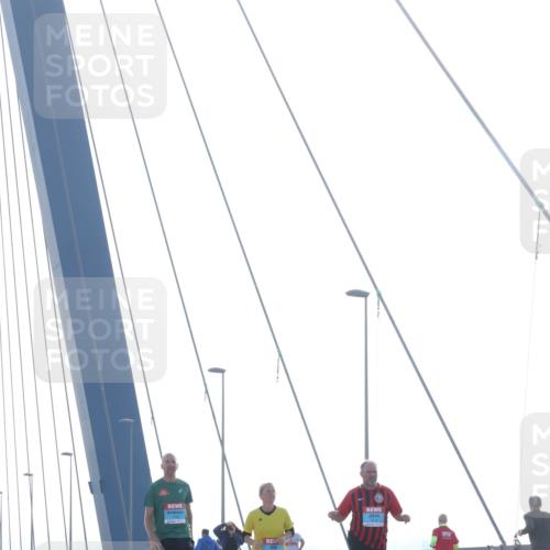 03.10.2026 - Köhlbrandbrückenlauf Tim E. http://msf.ph/oto/10626672 03.10.2026 09:44:08 Position 1  meine-sportfotos.de