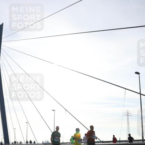 03.10.2026 - Köhlbrandbrückenlauf Tim E. http://msf.ph/oto/10626723 03.10.2026 09:44:16 Position 1  meine-sportfotos.de