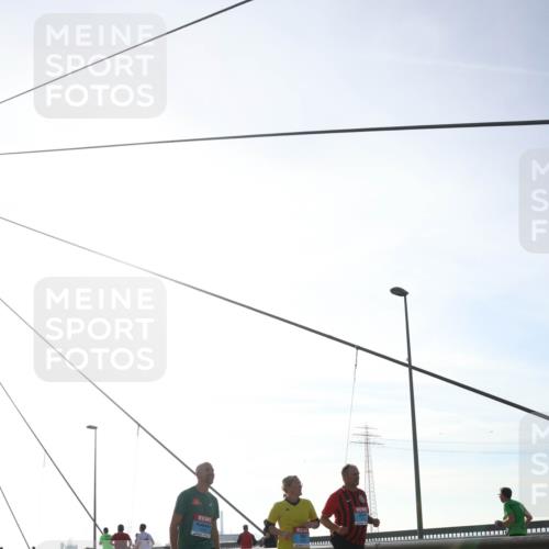 03.10.2026 - Köhlbrandbrückenlauf Tim E. http://msf.ph/oto/10626736 03.10.2026 09:44:17 Position 1  meine-sportfotos.de