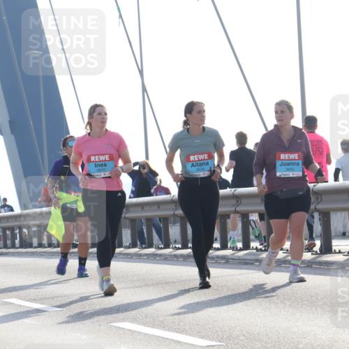 03.10.2026 - Köhlbrandbrückenlauf Tim E. http://msf.ph/oto/10626751 03.10.2026 09:44:29 Position 1 3610, 3626, 3665 meine-sportfotos.de