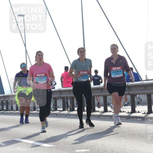 03.10.2026 - Köhlbrandbrückenlauf Tim E. http://msf.ph/oto/10626757 03.10.2026 09:44:30 Position 1 3610, 3626, 3665 meine-sportfotos.de