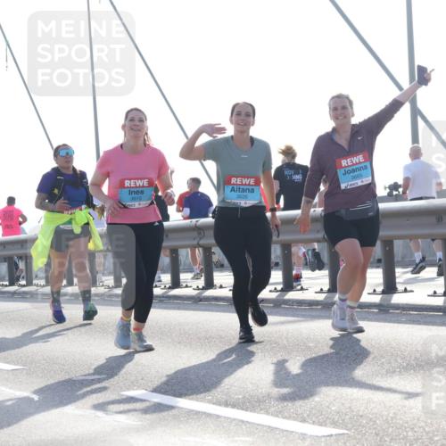 03.10.2026 - Köhlbrandbrückenlauf Tim E. http://msf.ph/oto/10626773 03.10.2026 09:44:32 Position 1 3610, 3665, 3626 meine-sportfotos.de