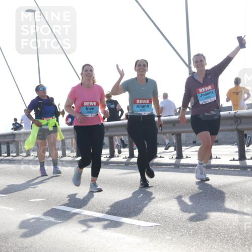 03.10.2026 - Köhlbrandbrückenlauf Tim E. http://msf.ph/oto/10626793 03.10.2026 09:44:33 Position 1 3610, 3626, 3665 meine-sportfotos.de
