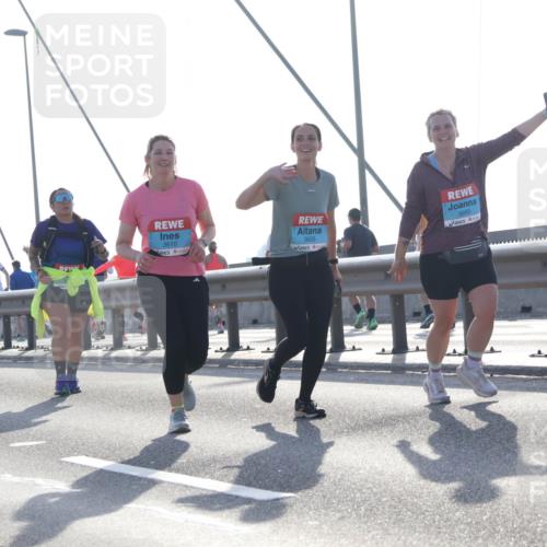 03.10.2026 - Köhlbrandbrückenlauf Tim E. http://msf.ph/oto/10626800 03.10.2026 09:44:33 Position 1 3610, 3626, 3665 meine-sportfotos.de