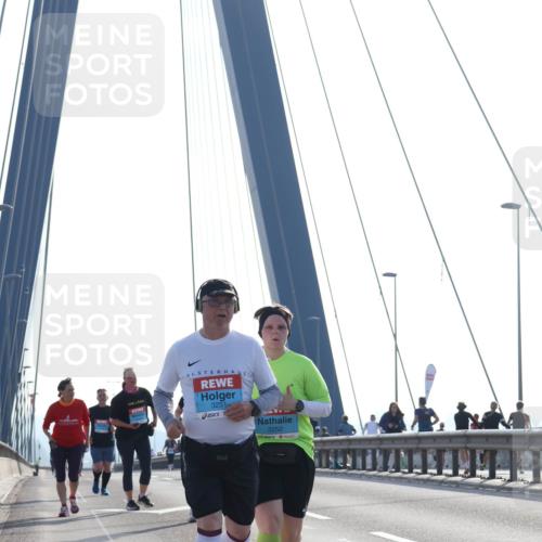 03.10.2026 - Köhlbrandbrückenlauf Tim E. http://msf.ph/oto/10626888 03.10.2026 09:45:06 Position 1 3251, 3252 meine-sportfotos.de