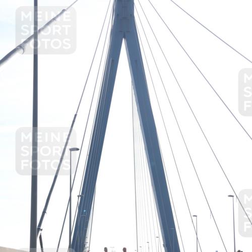 03.10.2026 - Köhlbrandbrückenlauf Tim E. http://msf.ph/oto/10627040 03.10.2026 09:45:29 Position 1  meine-sportfotos.de