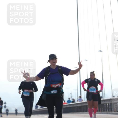03.10.2026 - Köhlbrandbrückenlauf Tim E. http://msf.ph/oto/10627161 03.10.2026 09:45:50 Position 1  meine-sportfotos.de