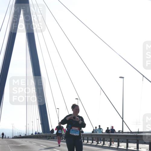 03.10.2026 - Köhlbrandbrückenlauf Tim E. http://msf.ph/oto/10627212 03.10.2026 09:46:04 Position 1  meine-sportfotos.de