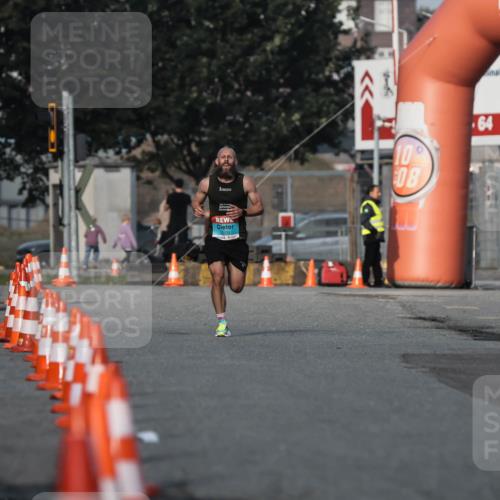 03.10.2026 - Köhlbrandbrückenlauf H.Heesch http://msf.ph/oto/10653803 03.10.2026 09:41:38 Ziel 2100 meine-sportfotos.de