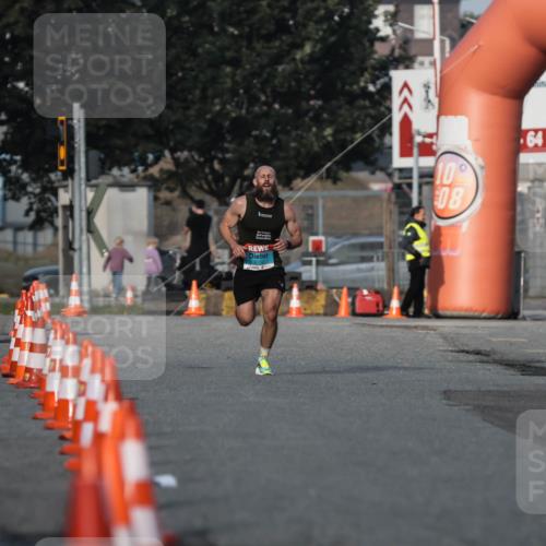 03.10.2026 - Köhlbrandbrückenlauf H.Heesch http://msf.ph/oto/10653805 03.10.2026 09:41:32 Ziel 2100 meine-sportfotos.de