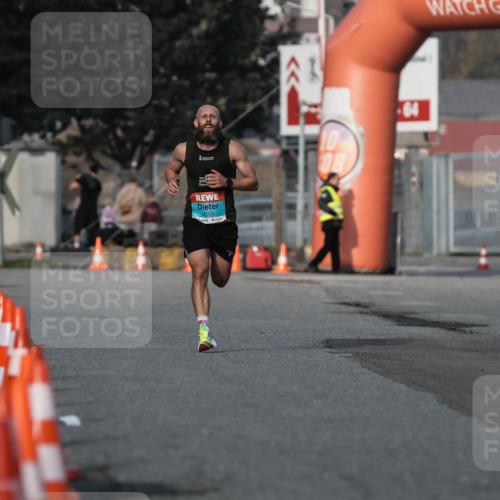03.10.2026 - Köhlbrandbrückenlauf H.Heesch http://msf.ph/oto/10653807 03.10.2026 09:41:34 Ziel 2100 meine-sportfotos.de