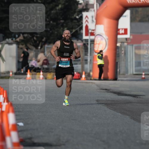 03.10.2026 - Köhlbrandbrückenlauf H.Heesch http://msf.ph/oto/10653809 03.10.2026 09:41:35 Ziel 2100 meine-sportfotos.de