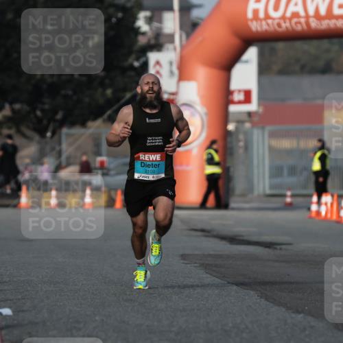 03.10.2026 - Köhlbrandbrückenlauf H.Heesch http://msf.ph/oto/10653811 03.10.2026 09:41:36 Ziel 2100 meine-sportfotos.de