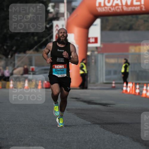 03.10.2026 - Köhlbrandbrückenlauf H.Heesch http://msf.ph/oto/10653813 03.10.2026 09:41:37 Ziel 2100 meine-sportfotos.de