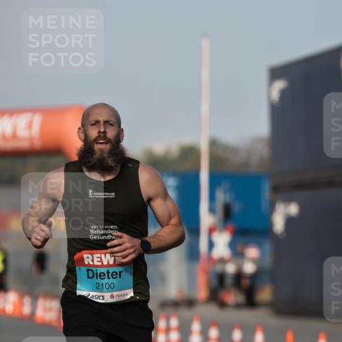 03.10.2026 - Köhlbrandbrückenlauf H.Heesch http://msf.ph/oto/10653819 03.10.2026 09:41:40 Ziel 2100 meine-sportfotos.de