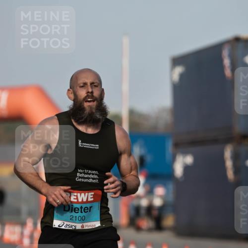 03.10.2026 - Köhlbrandbrückenlauf H.Heesch http://msf.ph/oto/10653821 03.10.2026 09:41:40 Ziel 2100 meine-sportfotos.de