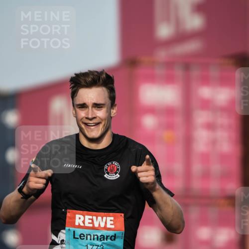 03.10.2026 - Köhlbrandbrückenlauf H.Heesch http://msf.ph/oto/10653844 03.10.2026 09:43:05 Ziel 1773 meine-sportfotos.de