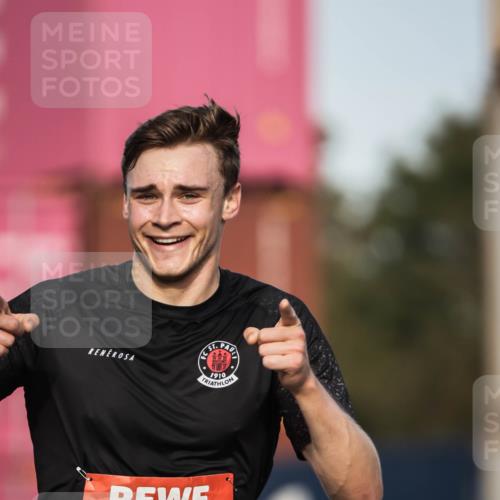 03.10.2026 - Köhlbrandbrückenlauf H.Heesch http://msf.ph/oto/10653848 03.10.2026 09:43:11 Ziel  meine-sportfotos.de
