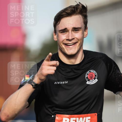 03.10.2026 - Köhlbrandbrückenlauf H.Heesch http://msf.ph/oto/10653850 03.10.2026 09:43:12 Ziel  meine-sportfotos.de