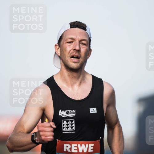 03.10.2026 - Köhlbrandbrückenlauf H.Heesch http://msf.ph/oto/10653877 03.10.2026 09:43:53 Ziel 1508 meine-sportfotos.de