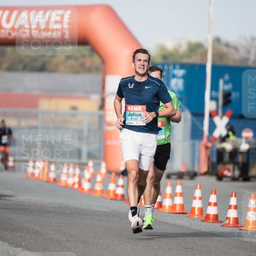 03.10.2026 - Köhlbrandbrückenlauf H.Heesch http://msf.ph/oto/10653898 03.10.2026 09:44:40 Ziel 2043, 2131 meine-sportfotos.de