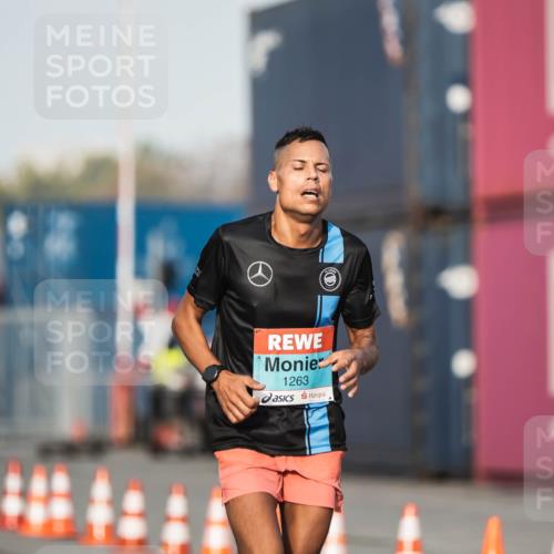 03.10.2026 - Köhlbrandbrückenlauf H.Heesch http://msf.ph/oto/10653917 03.10.2026 09:45:02 Ziel 1263 meine-sportfotos.de