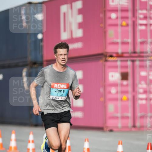 03.10.2026 - Köhlbrandbrückenlauf H.Heesch http://msf.ph/oto/10653923 03.10.2026 09:45:27 Ziel 2102, 2111 meine-sportfotos.de
