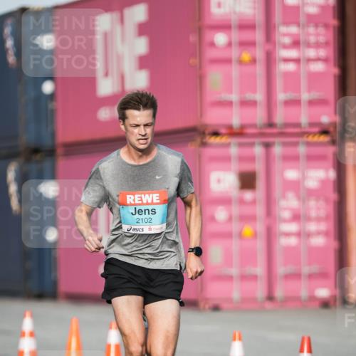03.10.2026 - Köhlbrandbrückenlauf H.Heesch http://msf.ph/oto/10653924 03.10.2026 09:45:27 Ziel 2102, 2111 meine-sportfotos.de