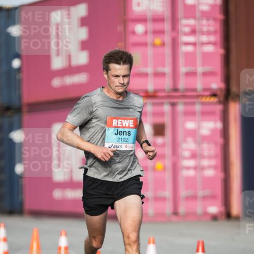 03.10.2026 - Köhlbrandbrückenlauf H.Heesch http://msf.ph/oto/10653925 03.10.2026 09:45:27 Ziel 2102, 2111 meine-sportfotos.de