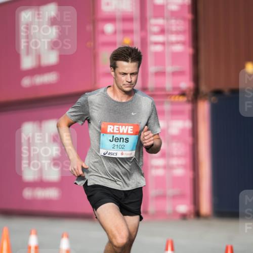 03.10.2026 - Köhlbrandbrückenlauf H.Heesch http://msf.ph/oto/10653926 03.10.2026 09:45:27 Ziel 2102, 2111 meine-sportfotos.de