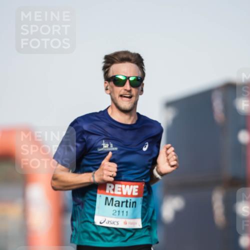 03.10.2026 - Köhlbrandbrückenlauf H.Heesch http://msf.ph/oto/10653927 03.10.2026 09:45:28 Ziel 2102, 2111 meine-sportfotos.de