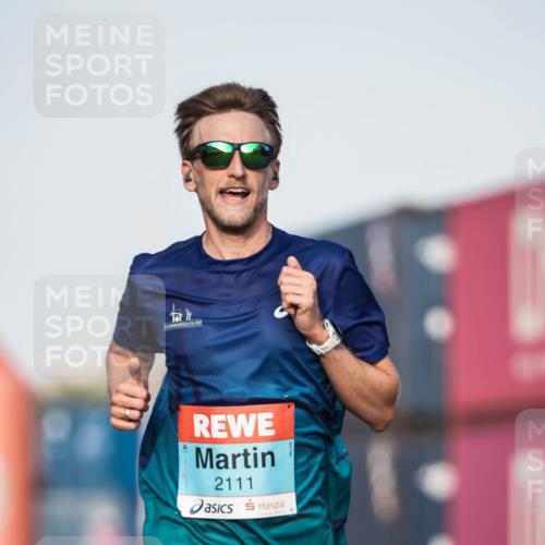 03.10.2026 - Köhlbrandbrückenlauf H.Heesch http://msf.ph/oto/10653928 03.10.2026 09:45:29 Ziel 2102, 2111 meine-sportfotos.de