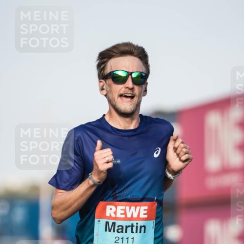 03.10.2026 - Köhlbrandbrückenlauf H.Heesch http://msf.ph/oto/10653929 03.10.2026 09:45:29 Ziel 2102, 2111 meine-sportfotos.de