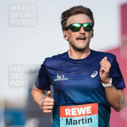 03.10.2026 - Köhlbrandbrückenlauf H.Heesch http://msf.ph/oto/10653930 03.10.2026 09:45:29 Ziel 2102, 2111 meine-sportfotos.de
