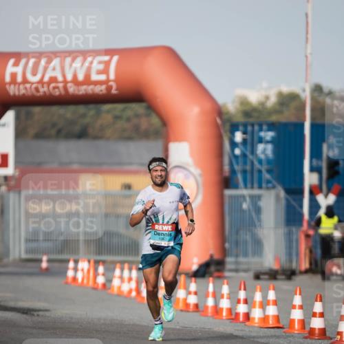 03.10.2026 - Köhlbrandbrückenlauf H.Heesch http://msf.ph/oto/10653932 03.10.2026 09:45:51 Ziel 1063 meine-sportfotos.de
