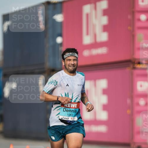 03.10.2026 - Köhlbrandbrückenlauf H.Heesch http://msf.ph/oto/10653933 03.10.2026 09:45:56 Ziel 1063 meine-sportfotos.de