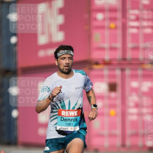 03.10.2026 - Köhlbrandbrückenlauf H.Heesch http://msf.ph/oto/10653937 03.10.2026 09:45:56 Ziel 1063 meine-sportfotos.de