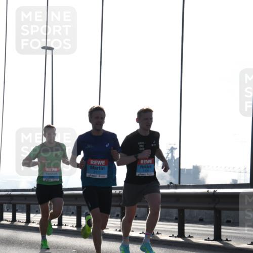 03.10.2026 - Köhlbrandbrückenlauf LenaG. http://msf.ph/oto/10656300 03.10.2026 09:16:39 Position 1 2111, 2026, 2106 meine-sportfotos.de
