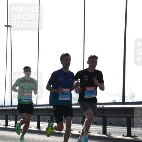 03.10.2026 - Köhlbrandbrückenlauf LenaG. http://msf.ph/oto/10656309 03.10.2026 09:16:39 Position 1 2026, 2043, 2111, 2106 meine-sportfotos.de