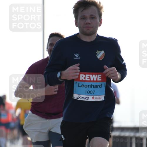 03.10.2026 - Köhlbrandbrückenlauf LenaG. http://msf.ph/oto/10656778 03.10.2026 09:19:40 Position 1 1007 meine-sportfotos.de