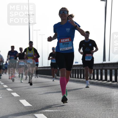 03.10.2026 - Köhlbrandbrückenlauf LenaG. http://msf.ph/oto/10657007 03.10.2026 09:20:41 Position 1 1714 meine-sportfotos.de
