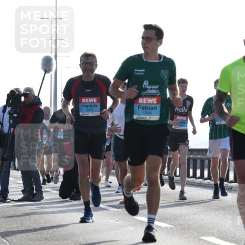 03.10.2026 - Köhlbrandbrückenlauf LenaG. http://msf.ph/oto/10657445 03.10.2026 09:22:42 Position 1 2243, 1359, 2312 meine-sportfotos.de