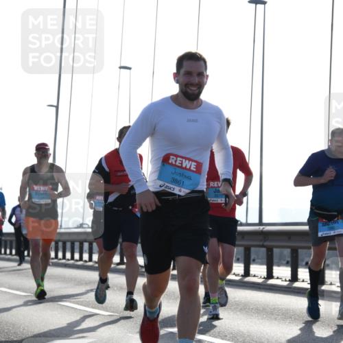 03.10.2026 - Köhlbrandbrückenlauf LenaG. http://msf.ph/oto/10657524 03.10.2026 09:23:06 Position 1 3861, 2670, 1300 meine-sportfotos.de