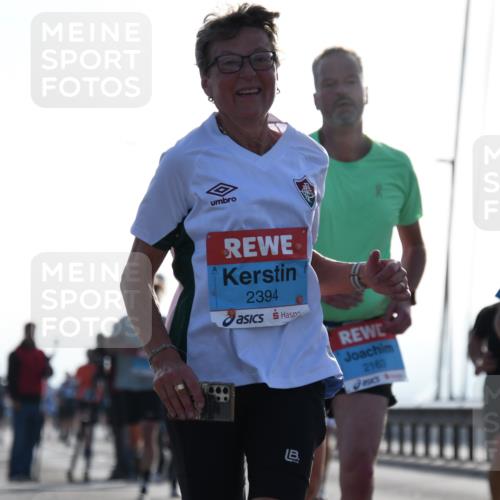03.10.2026 - Köhlbrandbrückenlauf LenaG. http://msf.ph/oto/10657553 03.10.2026 09:23:10 Position 1 2394, 2163, 2396 meine-sportfotos.de