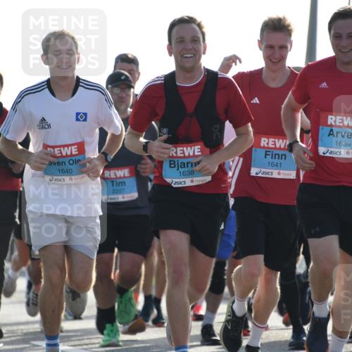03.10.2026 - Köhlbrandbrückenlauf LenaG. http://msf.ph/oto/10657774 03.10.2026 09:24:37 Position 1 2227, 1638, 1641, 1640, 1639 meine-sportfotos.de