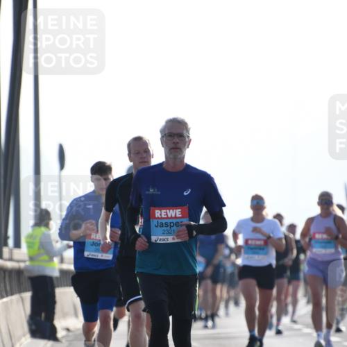 03.10.2026 - Köhlbrandbrückenlauf LenaG. http://msf.ph/oto/10657824 03.10.2026 09:25:15 Position 1 2321 meine-sportfotos.de