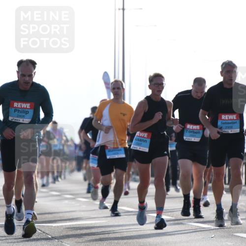 03.10.2026 - Köhlbrandbrückenlauf LenaG. http://msf.ph/oto/10657876 03.10.2026 09:25:34 Position 1 2406, 2307, 2601, 6, 2308, 2071 meine-sportfotos.de